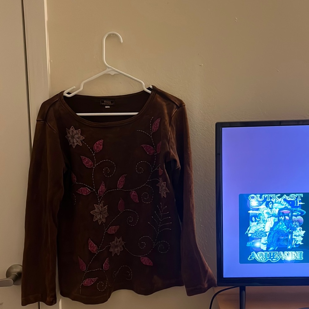 I think its a large not sure tag doesnt say but super soft and comfy